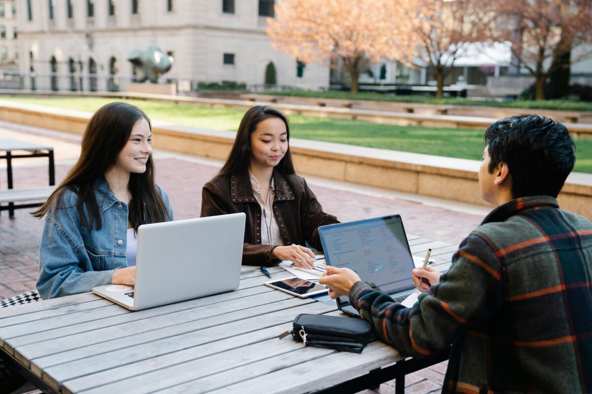 high school students in dual enrollment classes study on college campus